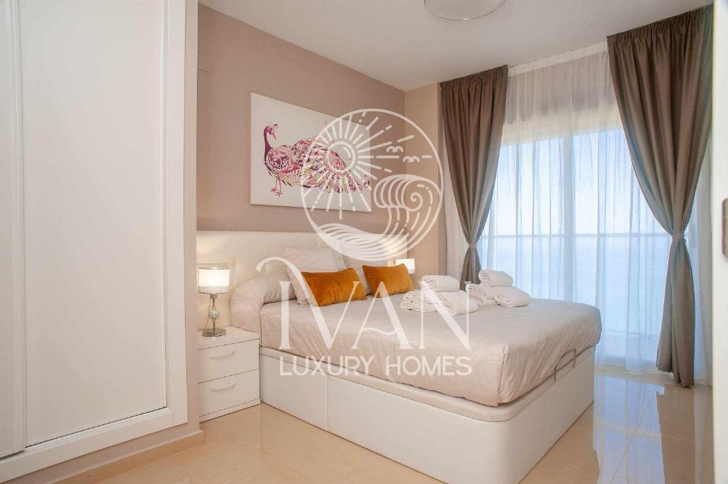 Un pat sau paturi într-o cameră la Casa Miriam Ivan Luxury Homes 2ªPta Sur 1ªLinea