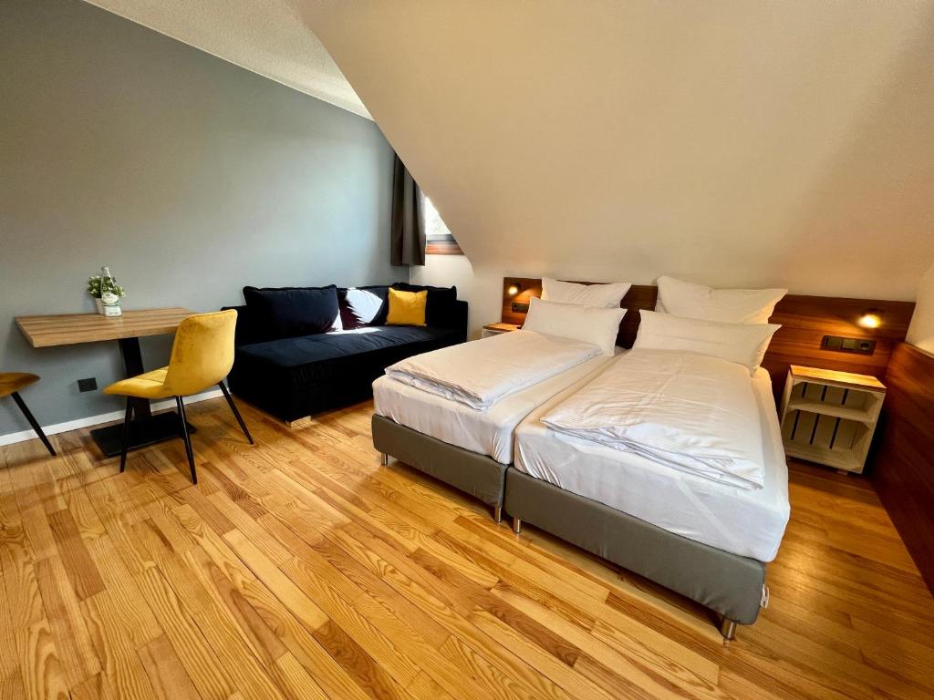 Postel nebo postele na pokoji v ubytování JUNIPRO Hotel Schinderhannes