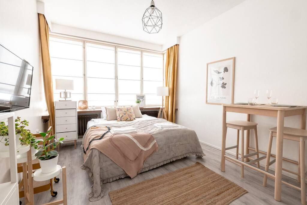 - une chambre avec un lit, un bureau et une table dans l'établissement 2ndhomes Modern Studio with Central Location, à Helsinki
