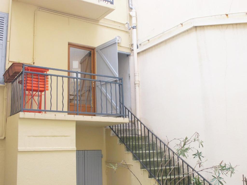 - un bâtiment blanc avec un balcon et un escalier dans l'établissement 3 Piéces climatisé 4 personnes Nice tout confort plein centre, à Nice