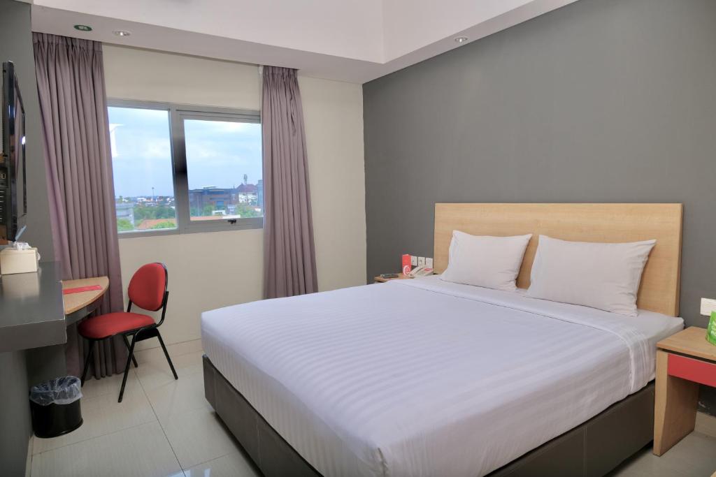 Postel nebo postele na pokoji v ubytování @Hom Semarang Simpang Lima