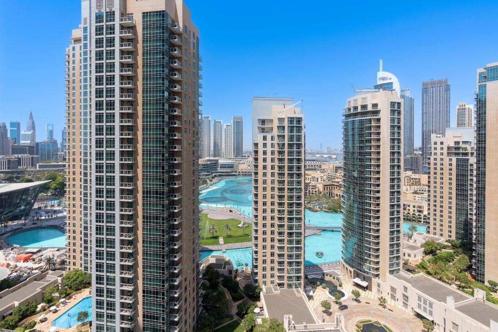 een luchtzicht op een stad met hoge gebouwen bij Downtown Dubai, Luxury 2 Bed 2 Bath Apartment - Pool, Gym, AirCon, Parking - Views of The Dubai Fountain & Burj Khalifa in Dubai