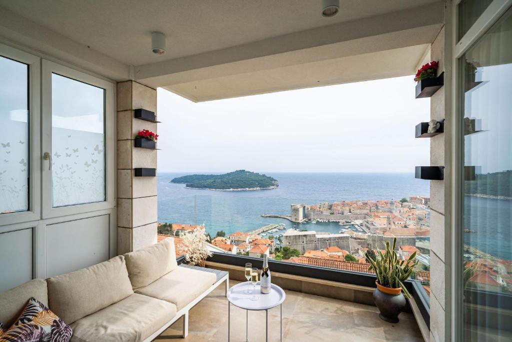 - un salon avec un canapé et une vue sur l'océan dans l'établissement Luxury Apartment Libertas, à Dubrovnik