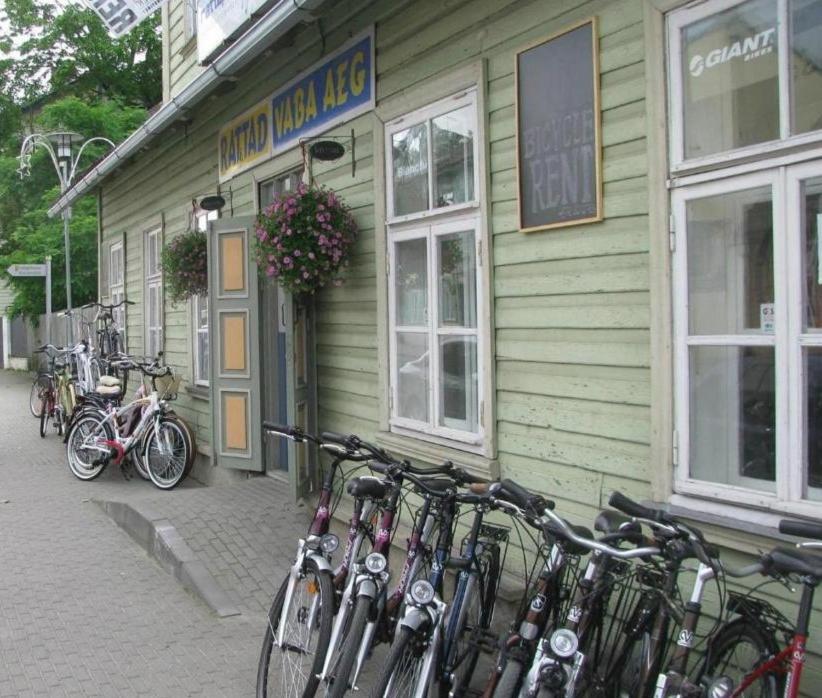 un grupo de bicicletas estacionadas fuera de un edificio en Karja Tented Campsite, en Haapsalu
