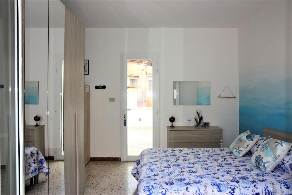a bedroom with a bed with a blue comforter at Zisas in Palermo