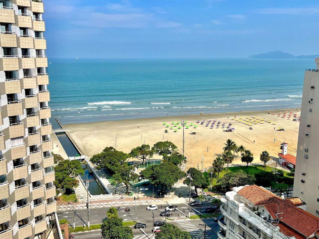 サントスにあるibis Santos Gonzaga Praiaの建物から海岸を望む