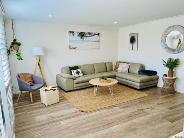 Posezení v ubytování Mooloolaba Waterfront Unit - sleeps 8