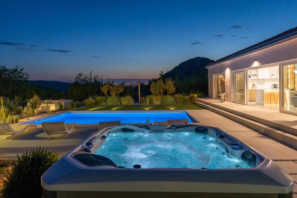 Basen w obiekcie Villa Nebesi ZadarVillas lub w pobliżu