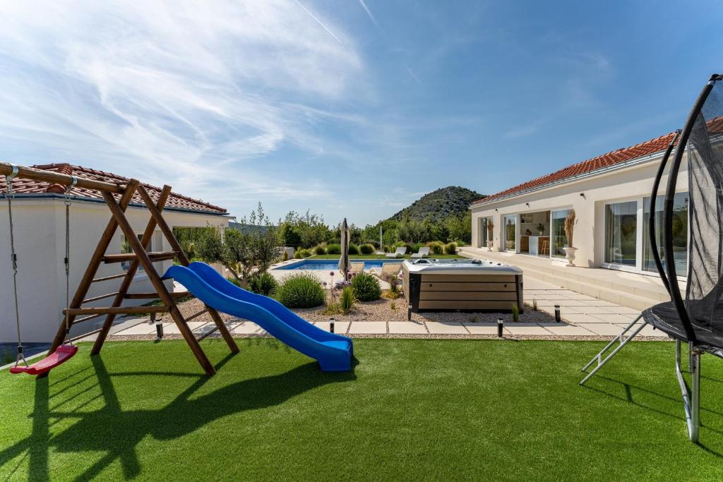 Plac zabaw dla dzieci w obiekcie Villa Nebesi ZadarVillas