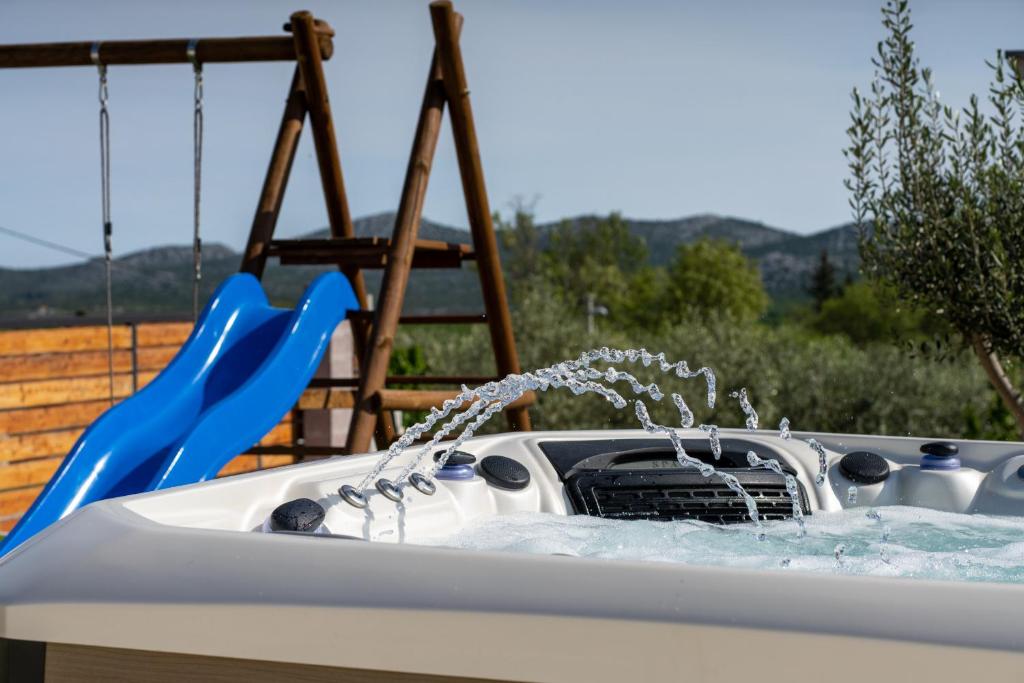 Basen w obiekcie Villa Nebesi ZadarVillas lub w pobliżu