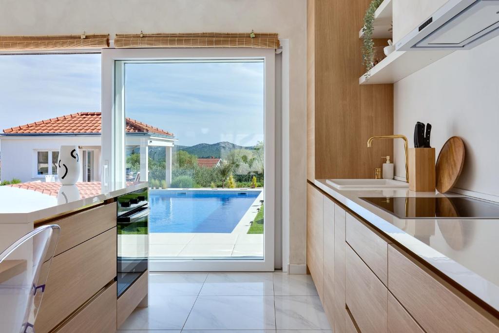 Basen w obiekcie Villa Nebesi ZadarVillas lub w pobliżu