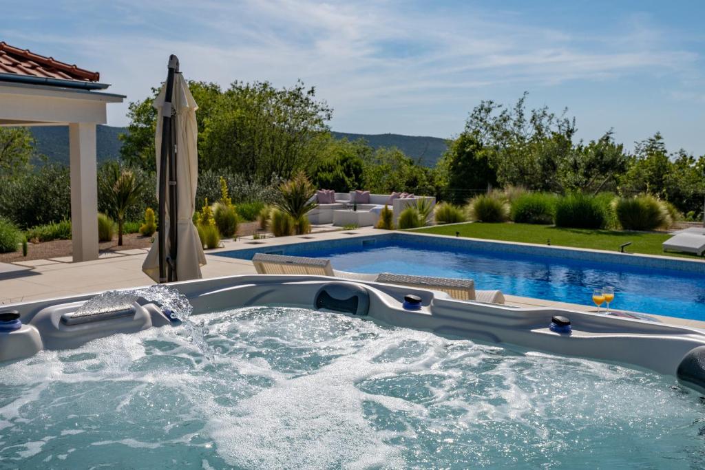 Basen w obiekcie Villa Nebesi ZadarVillas lub w pobliżu