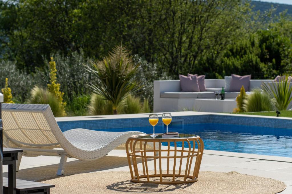 Basen w obiekcie Villa Nebesi ZadarVillas lub w pobliżu
