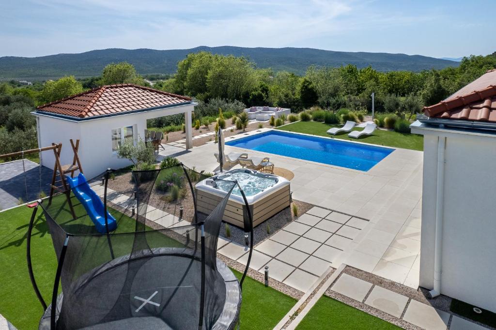 Basen w obiekcie Villa Nebesi ZadarVillas lub w pobliżu