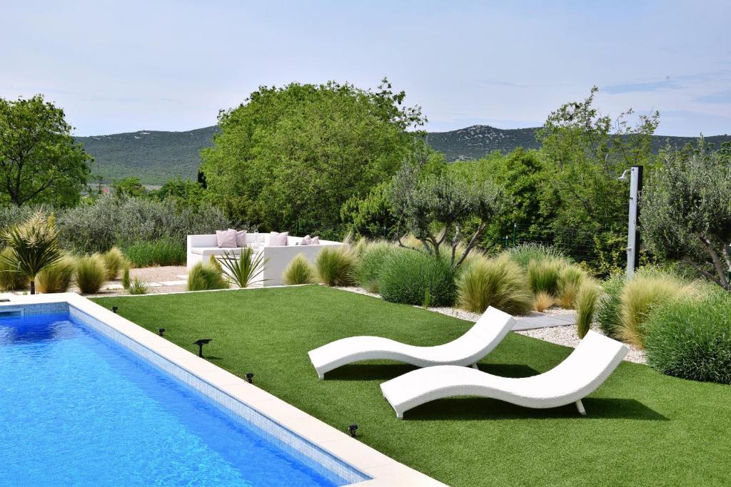 Basen w obiekcie Villa Nebesi ZadarVillas lub w pobliżu