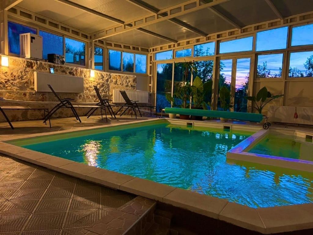 una gran piscina en una casa en Hotel Murter, en Murter