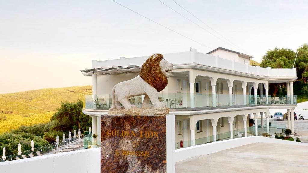 una estatua de un león frente a un edificio en Golden Lion Parga, en Parga