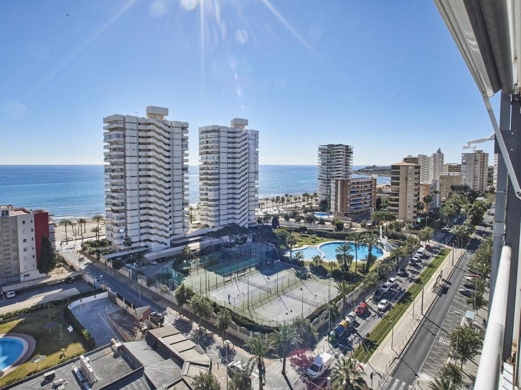 widok na miasto z wysokimi budynkami i ocean w obiekcie Myflats Premium Costa Blanca w Alicante