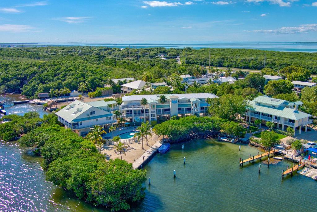 una vista aérea de un complejo sobre el agua en Dove Creek Resort & Marina, Trademark Collection by Wyndham en Key Largo
