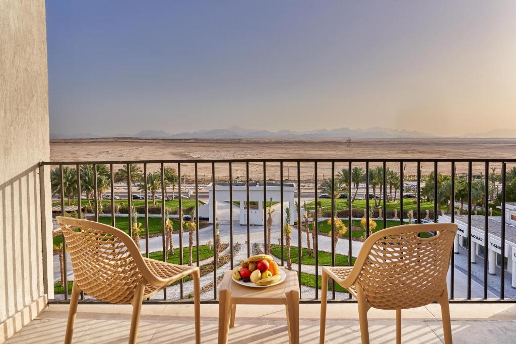 un bol de fruits sur une table sur un balcon dans l'établissement Three Corners Sunny Beach Resort, à Hurghada