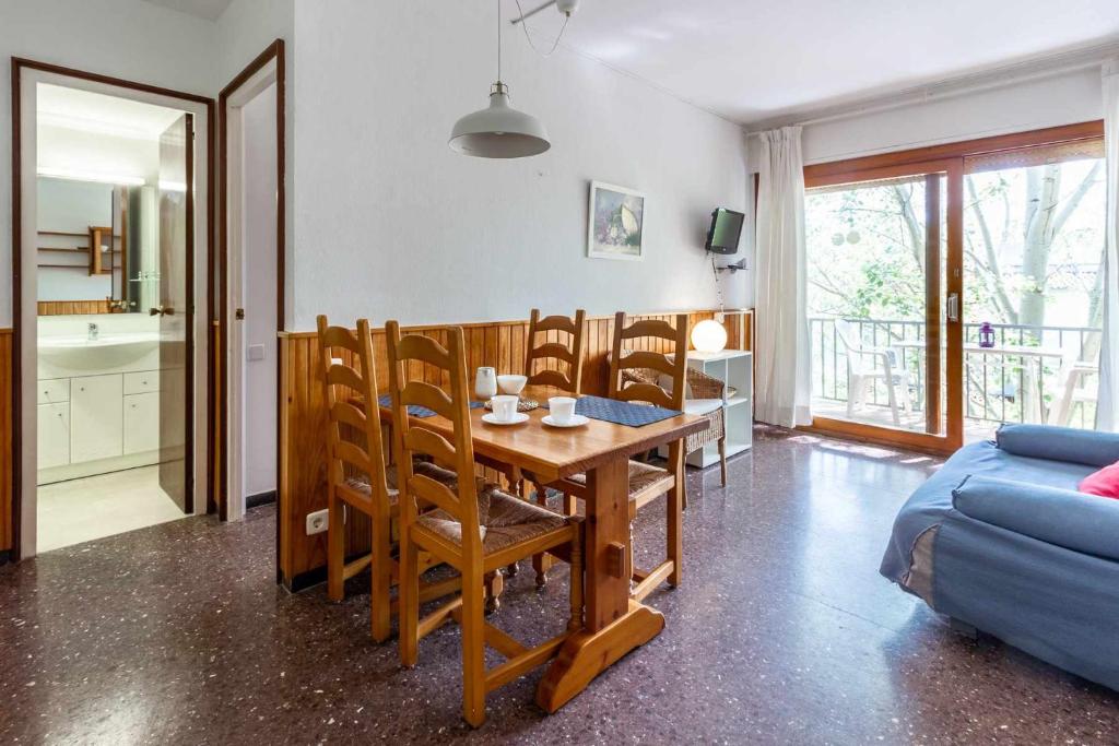 a kitchen and dining room with a table and chairs at Polcent 3 Pequeño apartamento cercano a la playa in S'Agaro
