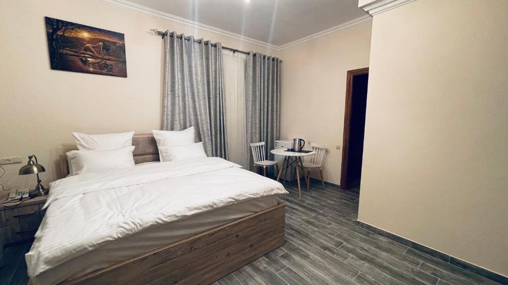 Postel nebo postele na pokoji v ubytování Altunyan Hotel
