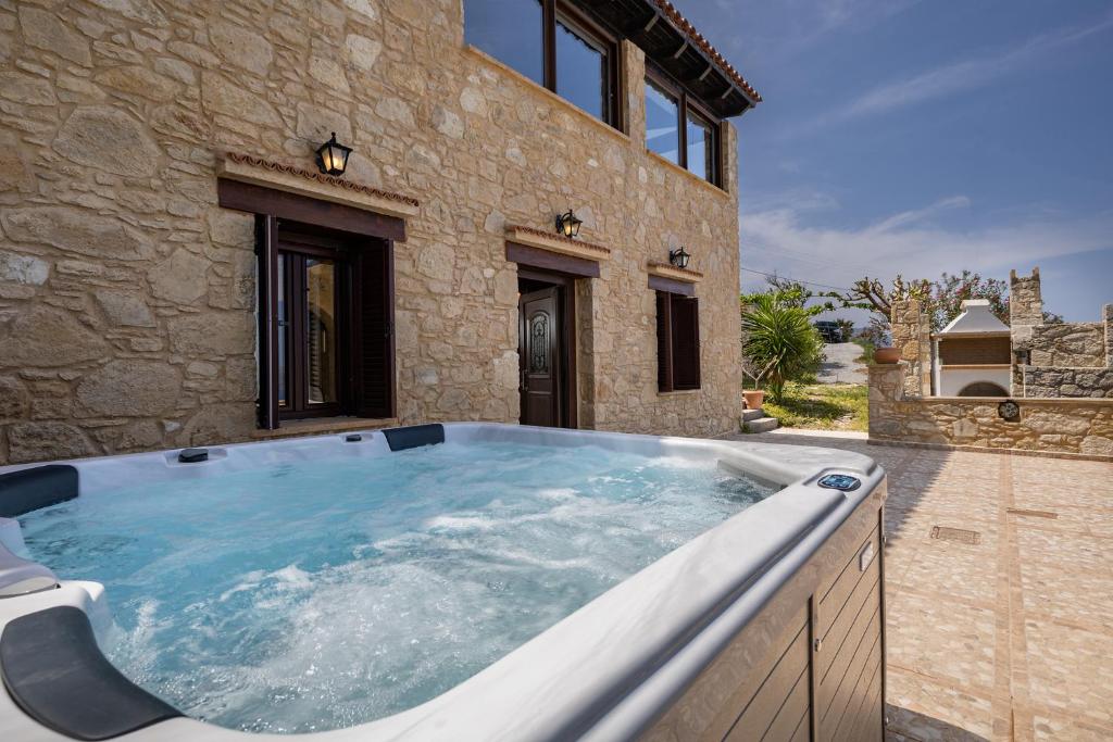 een grote hottub in een stenen huis bij Villa dimitris in Kissamos