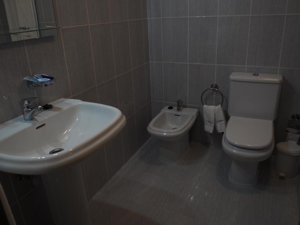 ein Bad mit einem Waschbecken und einem WC in der Unterkunft AL Restaurante A Lampreia in Santa Comba Dão