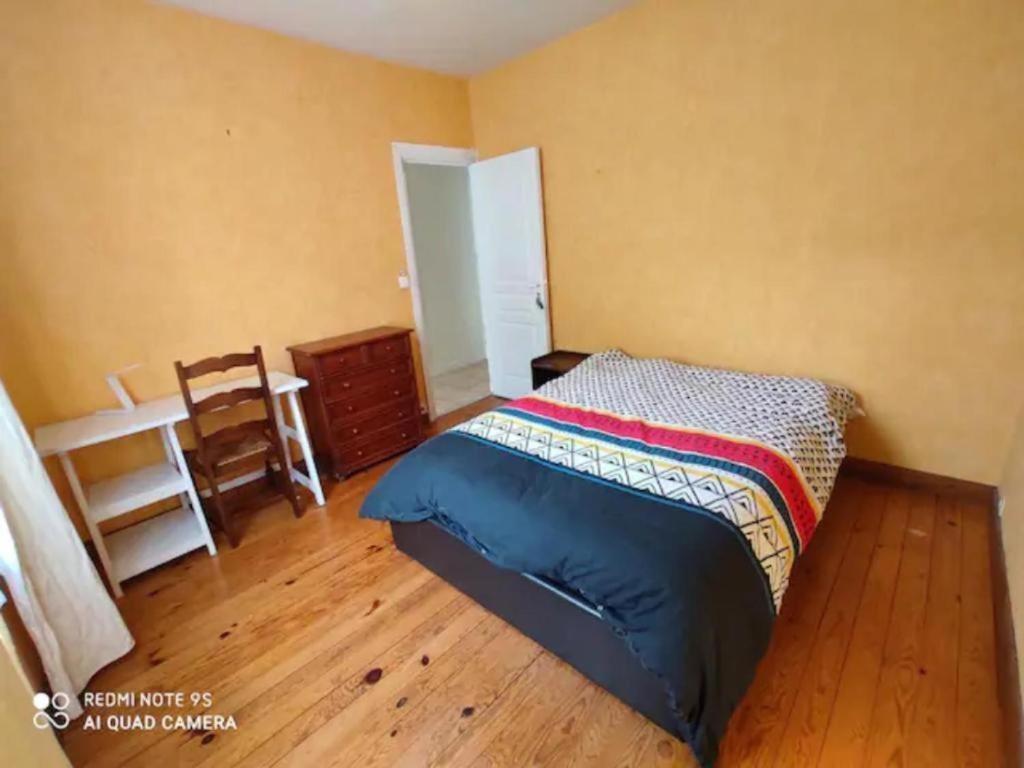 Ô Cottage La Barre Ormesson - 20 min Paris في Deuil-la-Barre: غرفة نوم مع سرير وأرضية خشبية