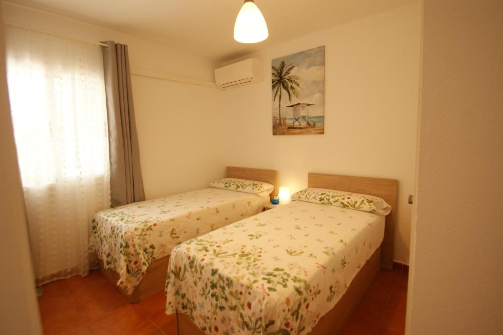 Posteľ alebo postele v izbe v ubytovaní Casa a 400m de playa, 3 habitaciones, 2 baños y jardín