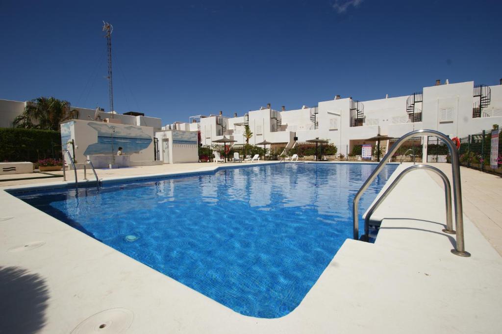 Bazén v ubytovaní Casa a 400m de playa, 3 habitaciones, 2 baños y jardín alebo v jeho blízkosti