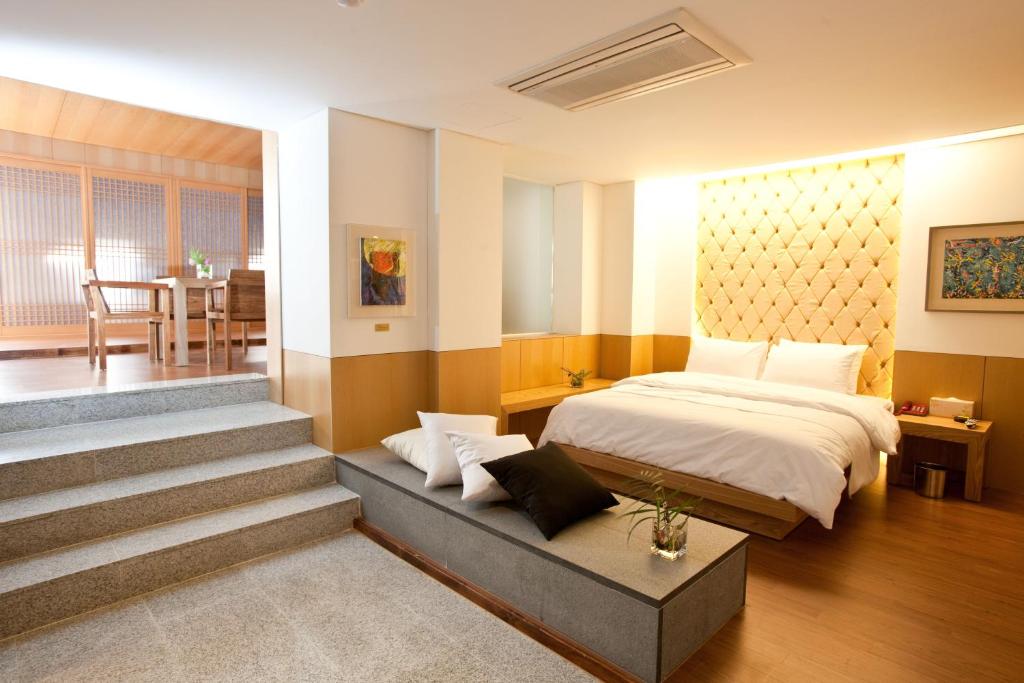 Postel nebo postele na pokoji v ubytování Yuwon Hotel