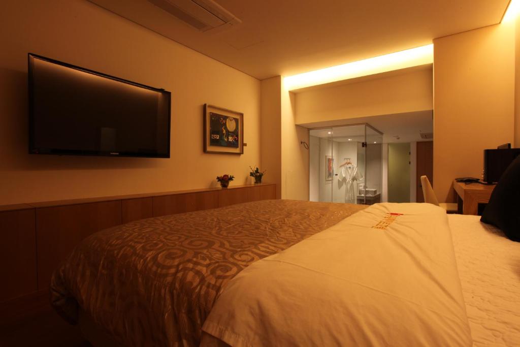 TV a/nebo společenská místnost v ubytování Yuwon Hotel