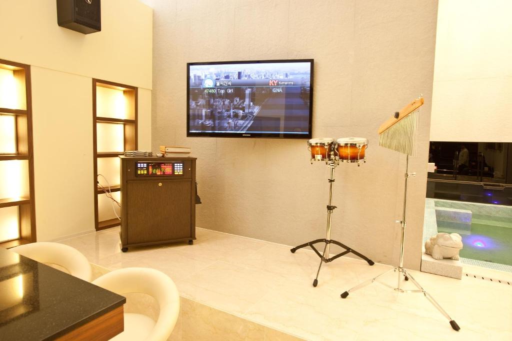 TV a/nebo společenská místnost v ubytování Yuwon Hotel