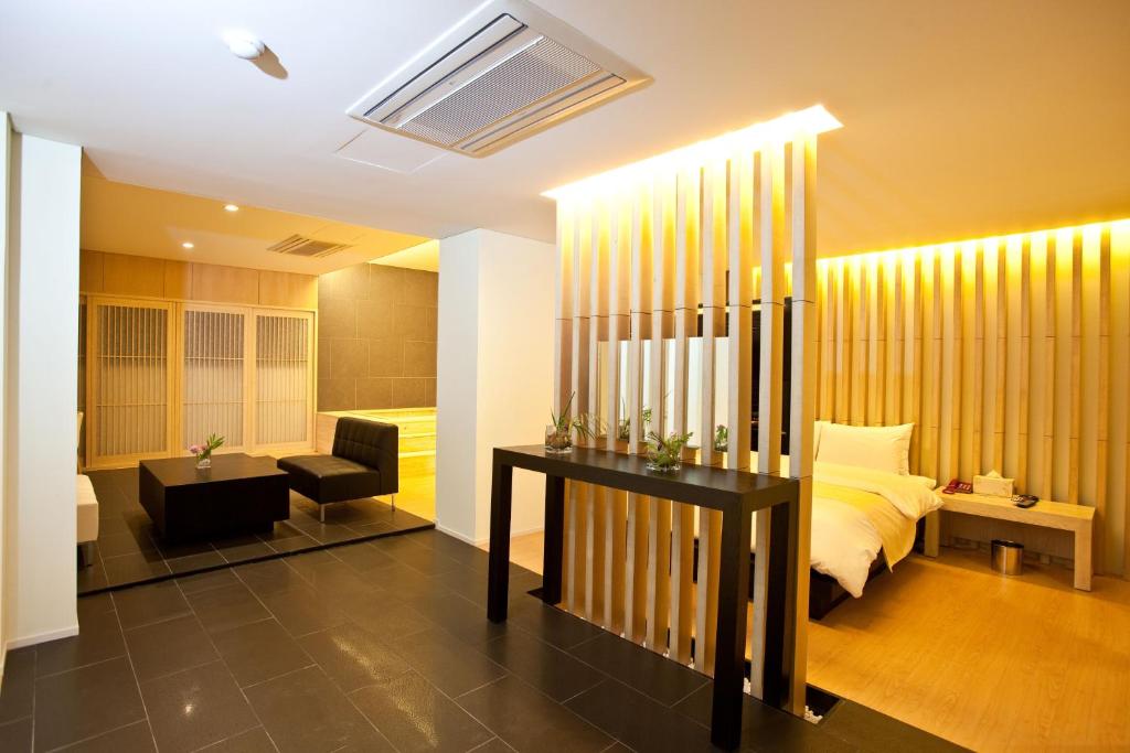 Postel nebo postele na pokoji v ubytování Yuwon Hotel
