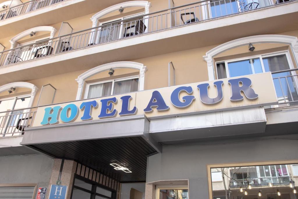 un panneau d'hôtel sur le côté d'un bâtiment dans l'établissement Hotel Agur, à Fuengirola