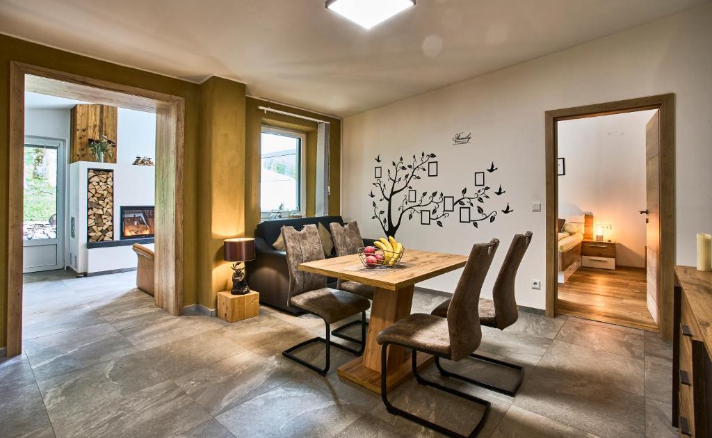 萊肯霍夫的住宿－Relax-Suite Kaminfeuer，一间带桌椅的用餐室