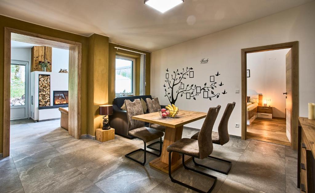 TV a/nebo společenská místnost v ubytování Relax-Suite Kaminfeuer