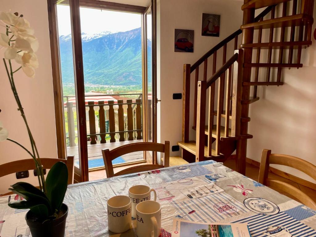 ソーリコにあるApartment Cà del Fritz by Interhomeの山の景色を望むダイニングルームテーブル