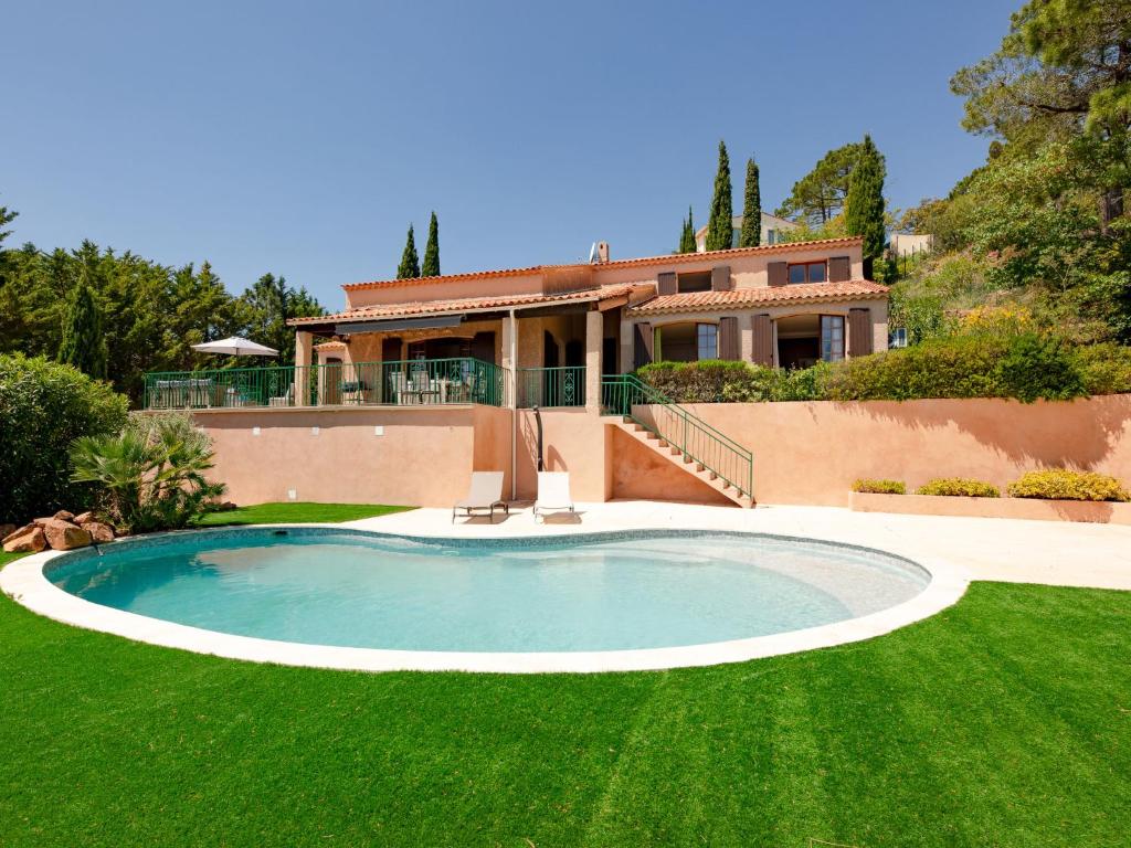 une piscine dans la cour d'une maison dans l'établissement Holiday Home Ponderosa by Interhome, à Espéro-Pax
