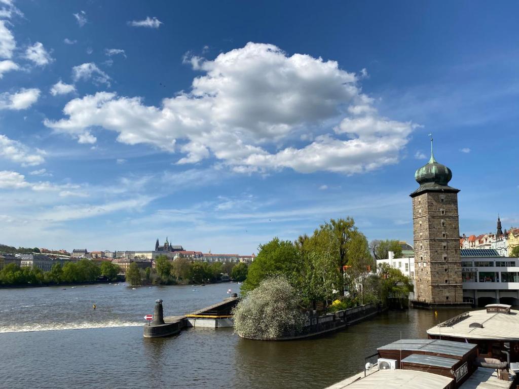 Widok na rzekę nieopodal tego domu wakacyjnego