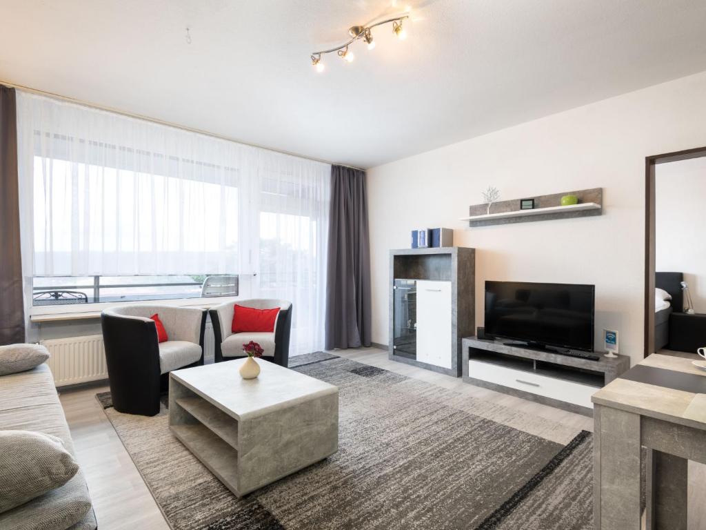 uma sala de estar com um sofá e uma televisão em Apartment A601 by Interhome em Lahnstein