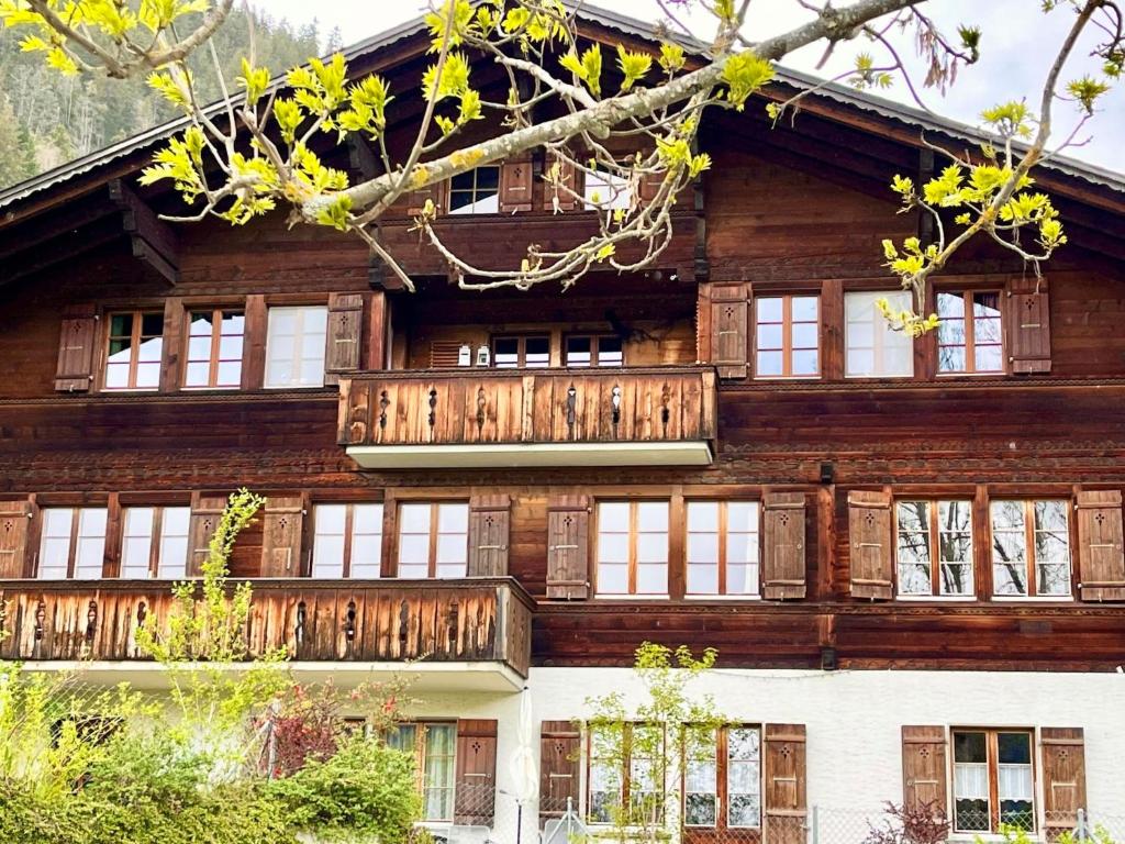 drewniany dom z oknami i balkonem w obiekcie Apartment Akelei - klein by Interhome w mieście Zweisimmen