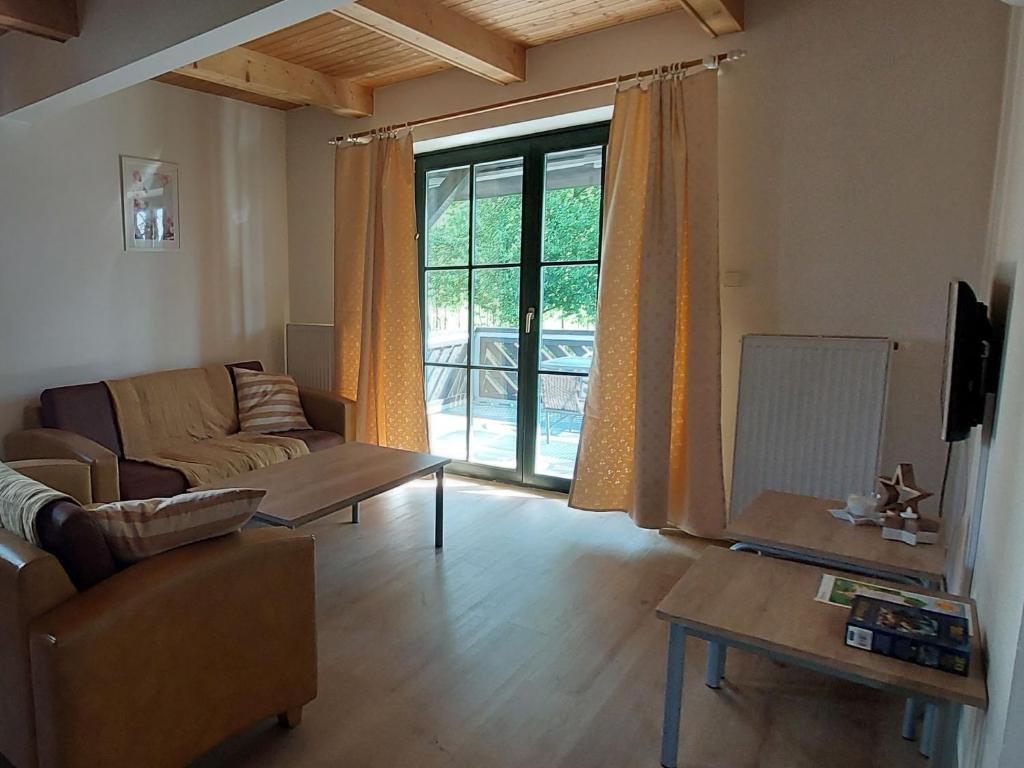 Telewizja i/lub zestaw kina domowego w obiekcie Holiday Home Holiday Hill 39 by Interhome