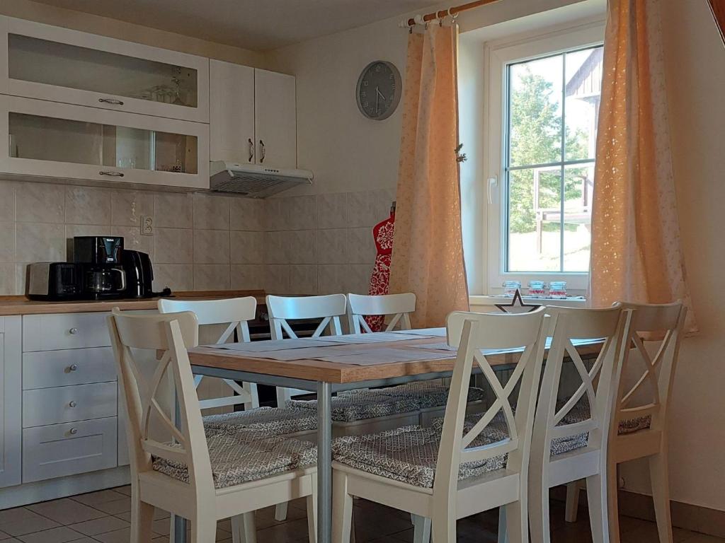 Kuchnia lub aneks kuchenny w obiekcie Holiday Home Holiday Hill 39 by Interhome