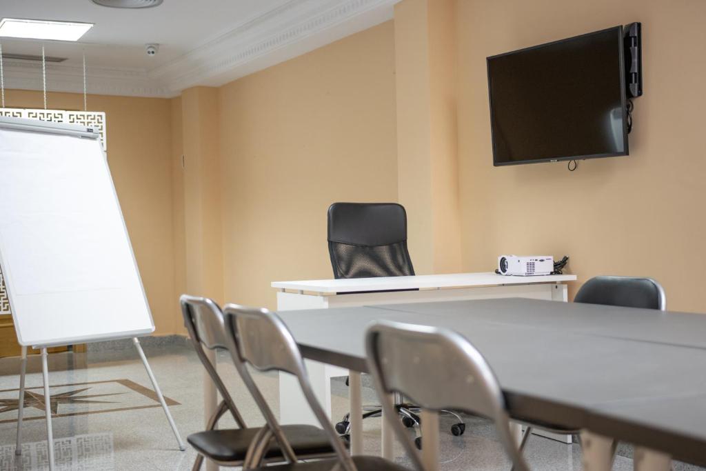 TV a/nebo společenská místnost v ubytování Hotel Agur