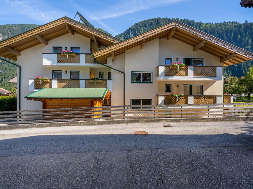 ein großes weißes Gebäude mit grünem Dach in der Unterkunft Apartment Rosa-8 by Interhome in Mayrhofen