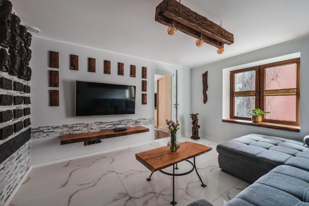 Televízia a/alebo spoločenská miestnosť v ubytovaní Apartament w Centrum Szczawnicy