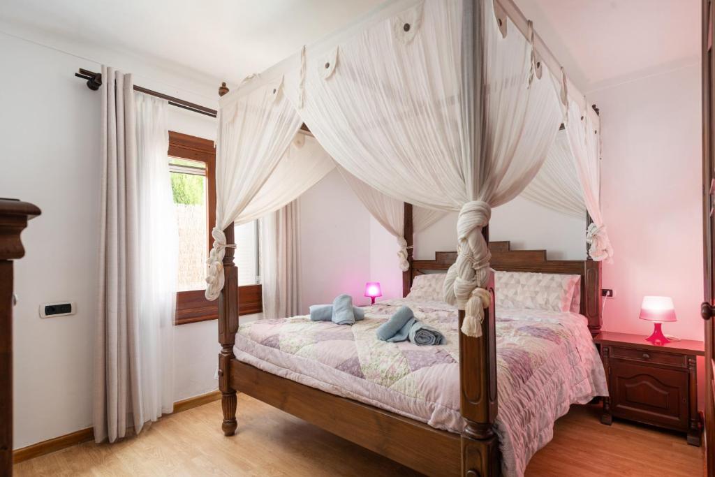 Postel nebo postele na pokoji v ubytování Villa Llimona