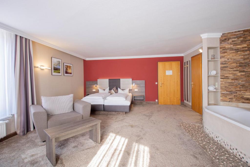 Postel nebo postele na pokoji v ubytování Hotel Tanne Ilmenau